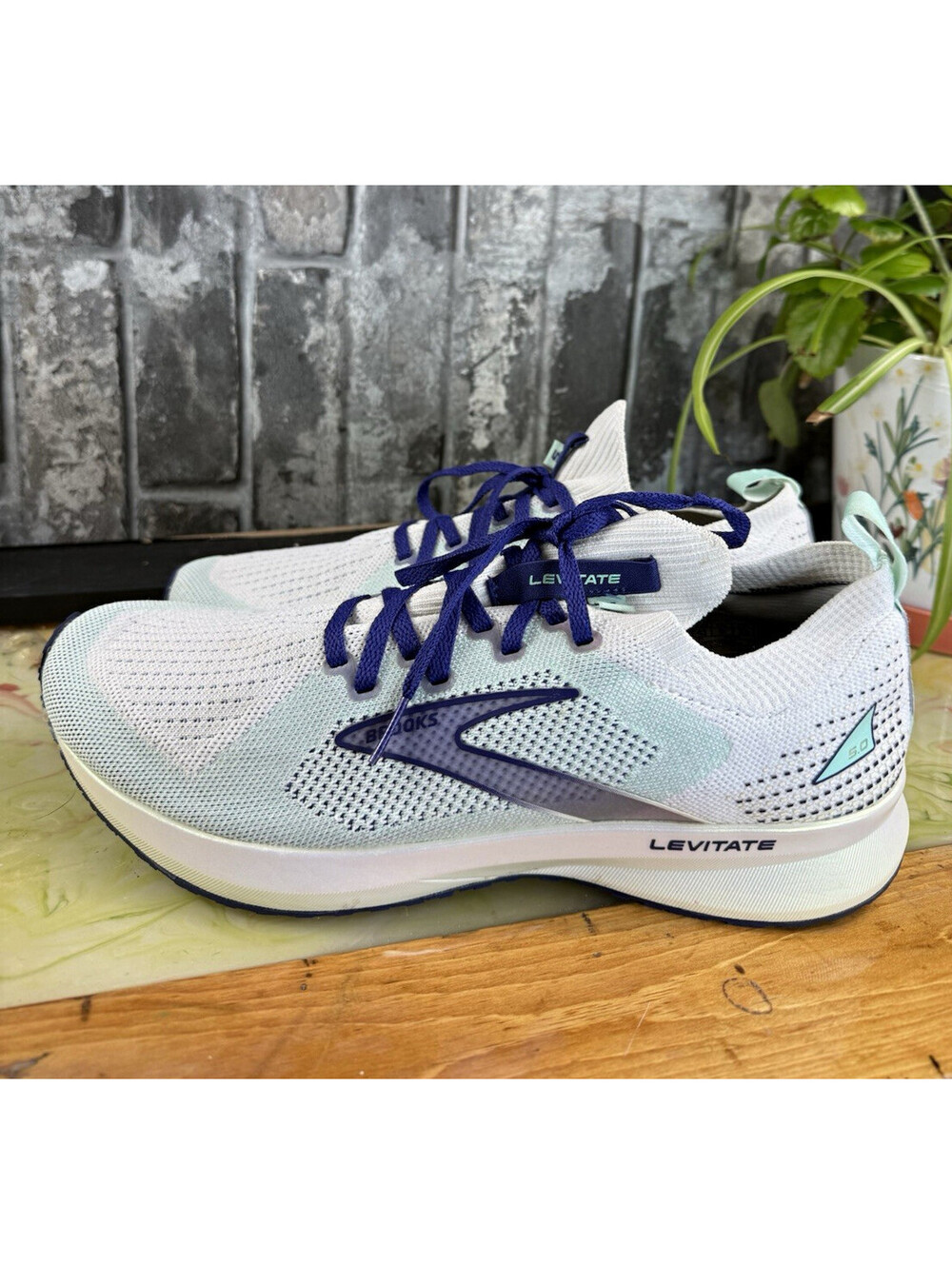 Brooks Levitate StealthFit 5.0 White/Blue/Yucca Low Top Lace-Up Sneaker